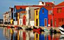 Vista de la localidad portuguesa de Aveiro, con sus casas de colores y canales típicos.