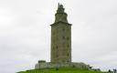 Torre de Hércules, torre y faro situado sobre una colina en la península de la ciudad de La Coruña, en Galicia. Su altura total es de 57 metros, y data del siglo I.